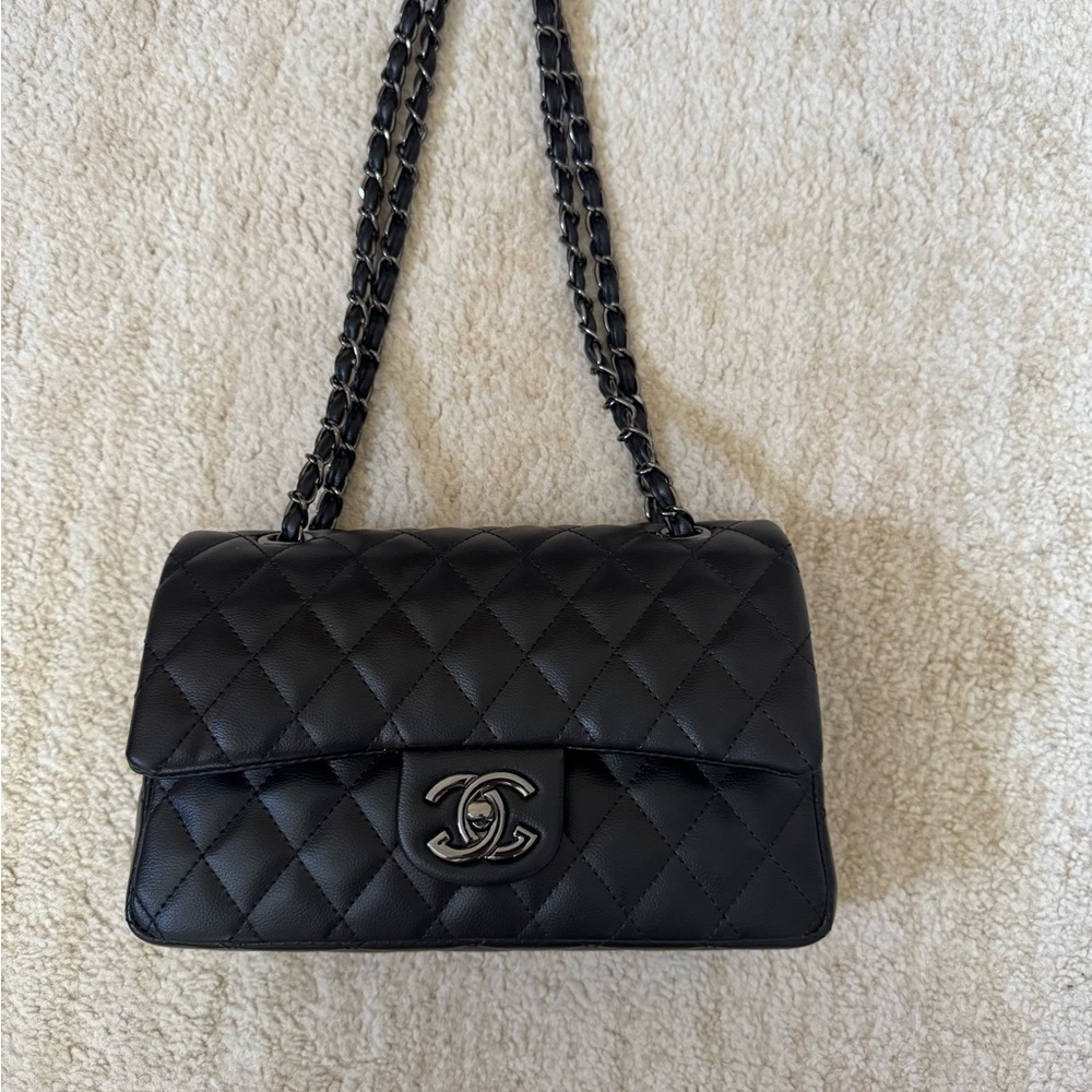 Chic Black Quilted Handbag with interlocking C
